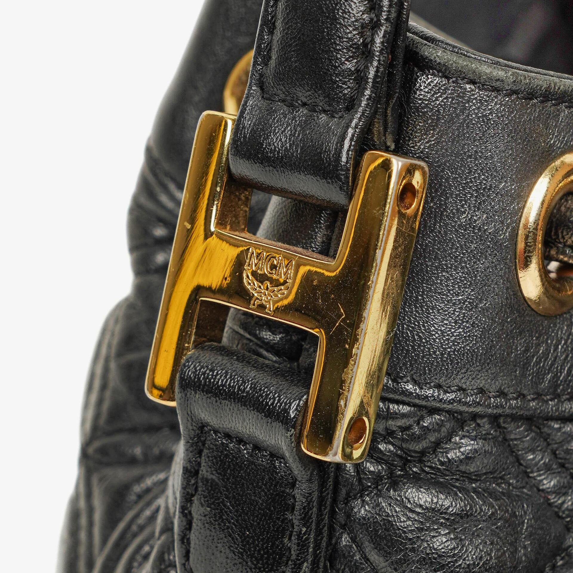 MCM Bucket Bag aus schwarzem gestepptem Kalbsleder mit Nieten