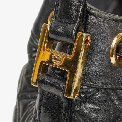 MCM Bucket Bag aus schwarzem gestepptem Kalbsleder mit Nieten