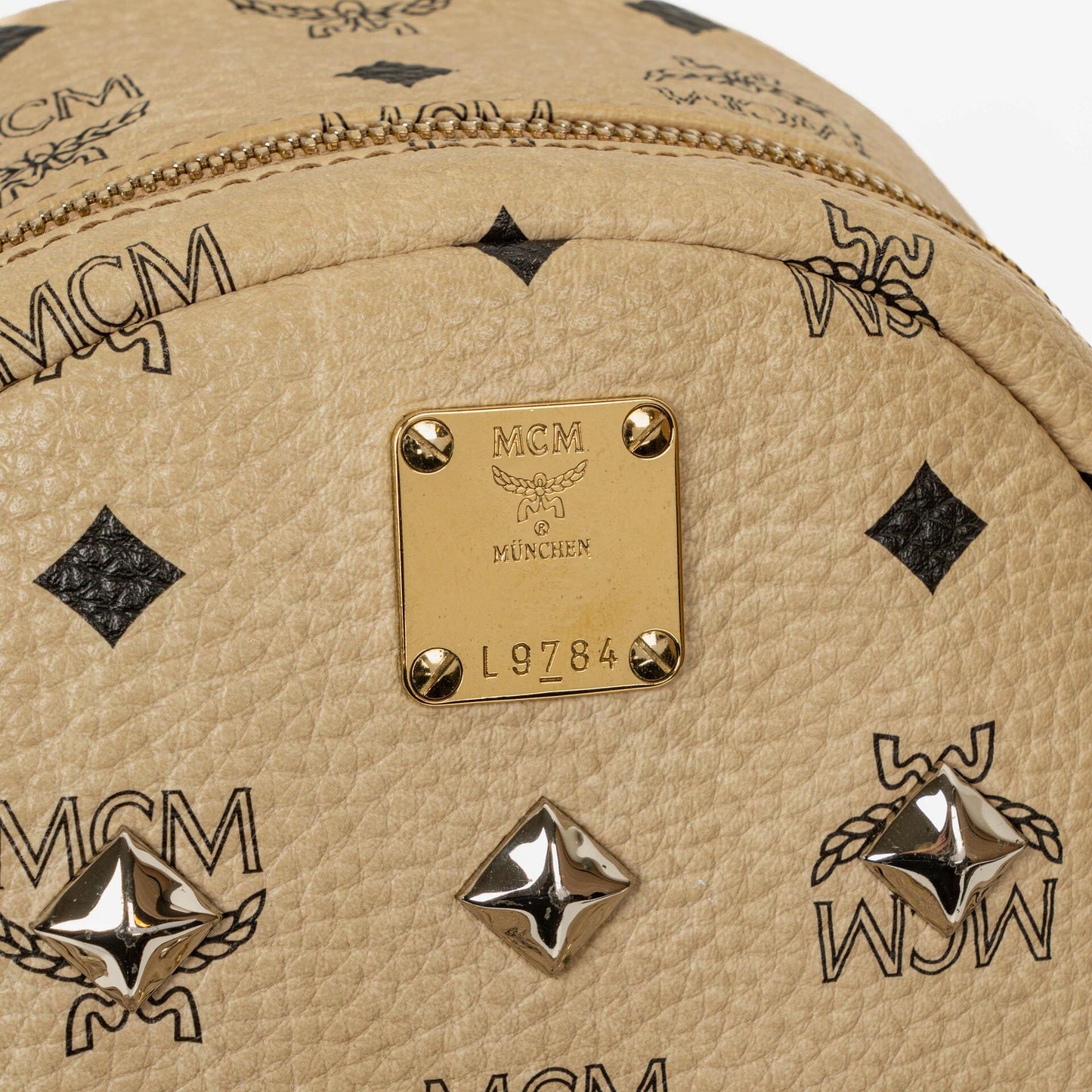 MCM Visetos Rucksack aus neutralem beschichtetem Canvas mit Nieten