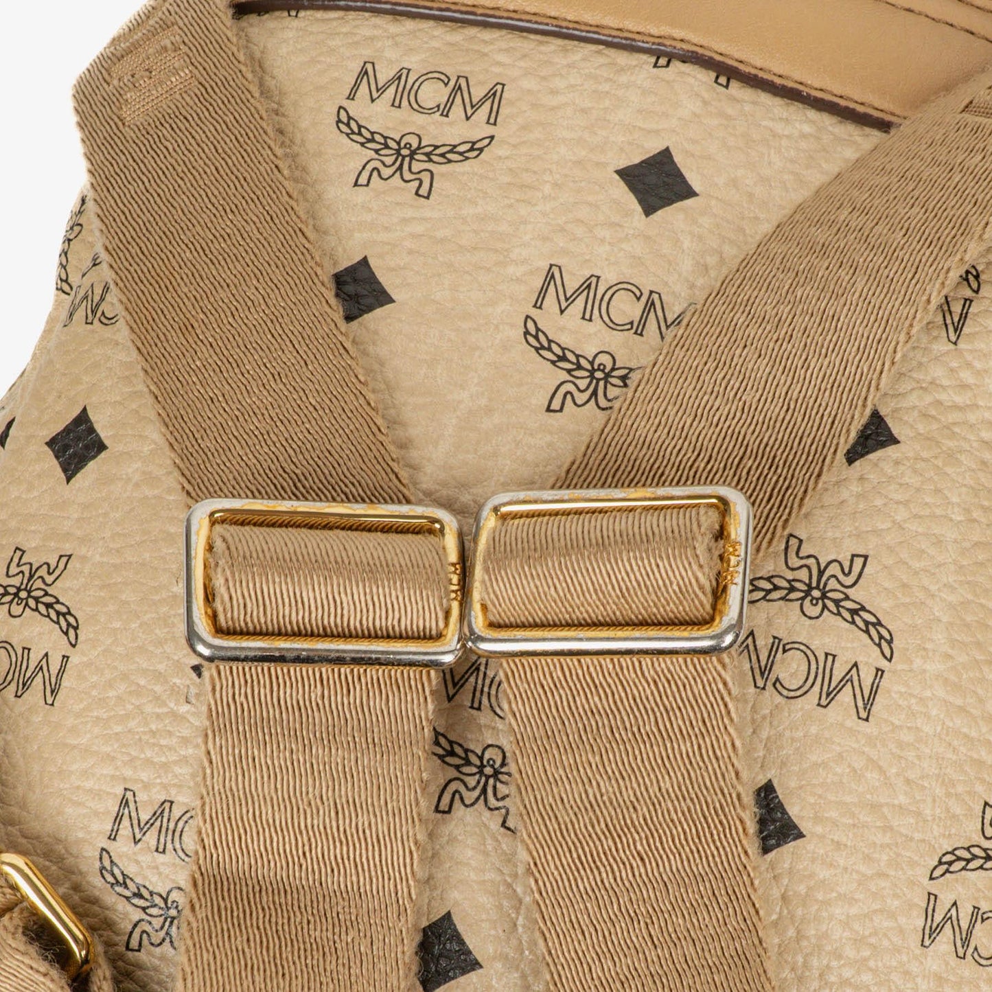 MCM Visetos Rucksack aus neutralem beschichtetem Canvas mit Nieten