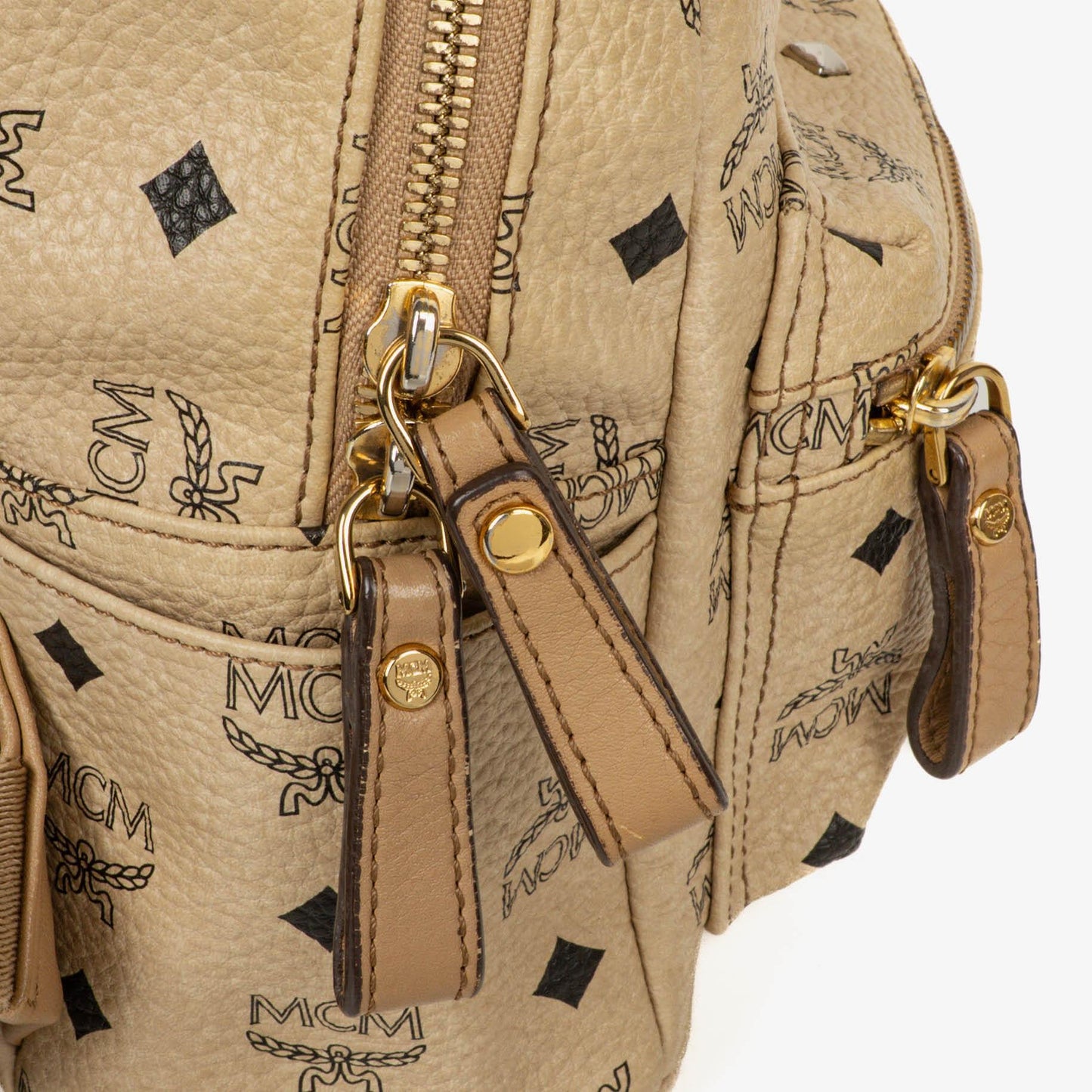 MCM Visetos Rucksack aus neutralem beschichtetem Canvas mit Nieten