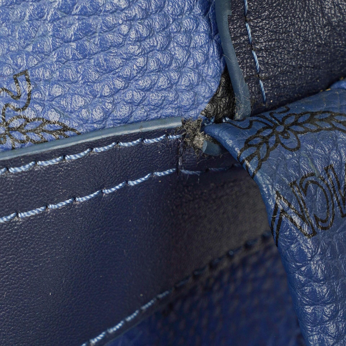 MCM Visetos Stark M Medium Rucksack in Blau mit Nieten