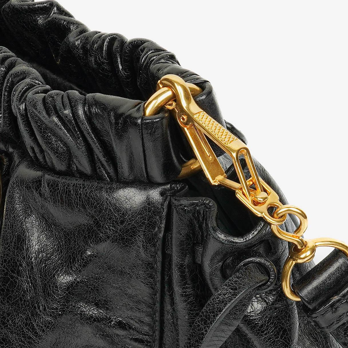 Miu Miu Satchel Tasche aus schwarzem Vitello Leder
