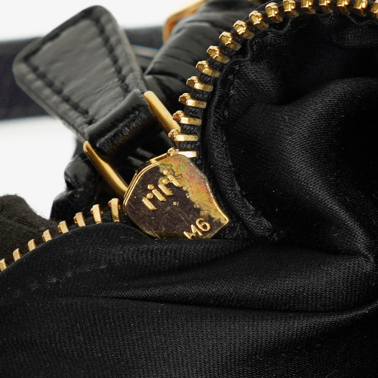 Miu Miu Satchel Tasche aus schwarzem Vitello Leder