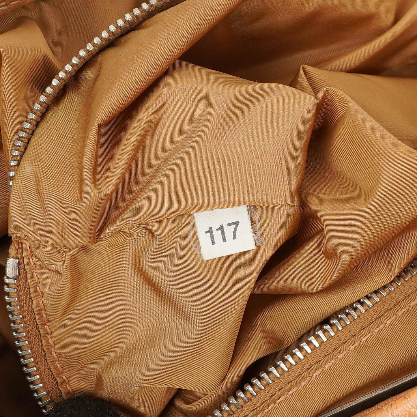 Miu Miu Hobo Schultertasche aus braunem genarbtem Leder