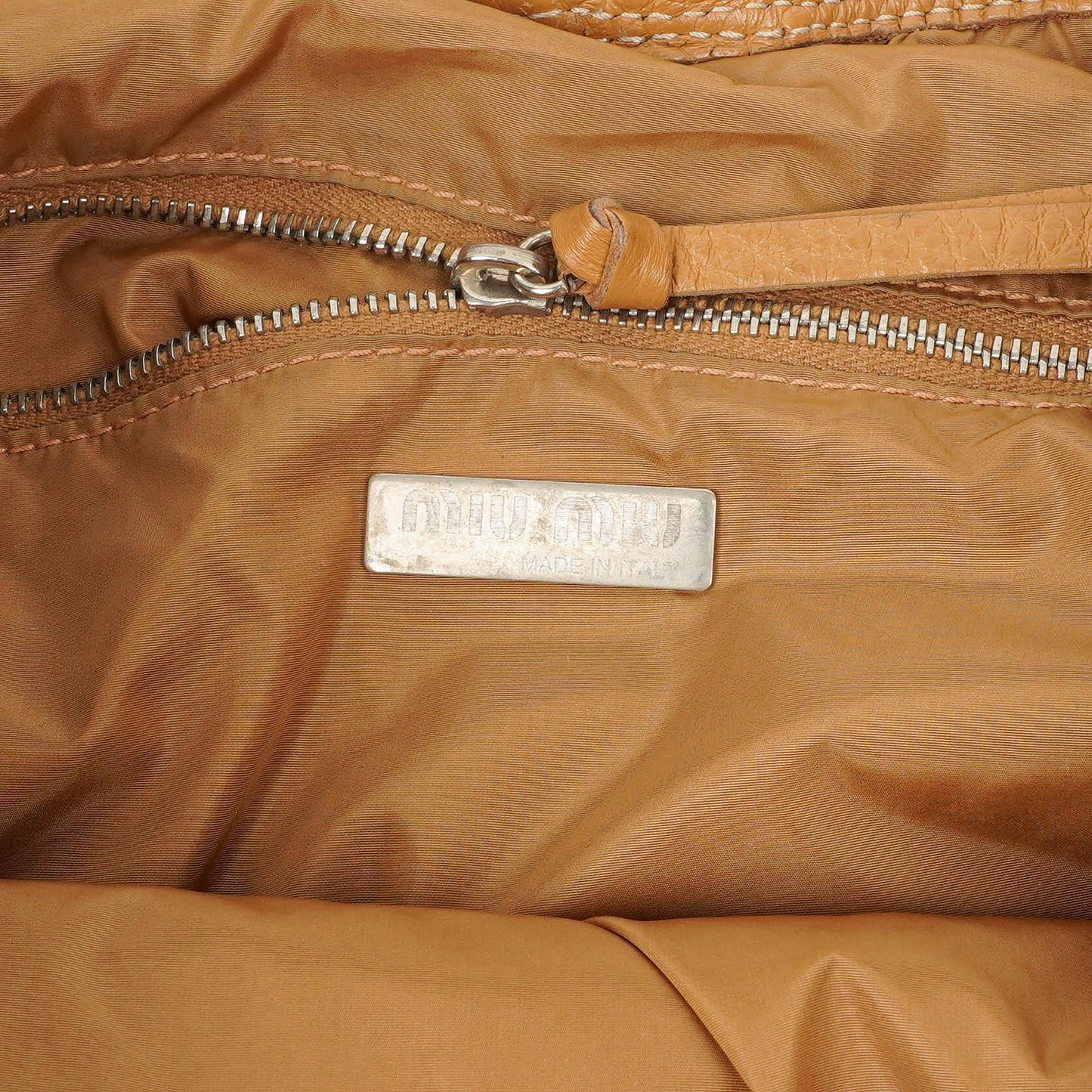 Miu Miu Hobo Schultertasche aus braunem genarbtem Leder