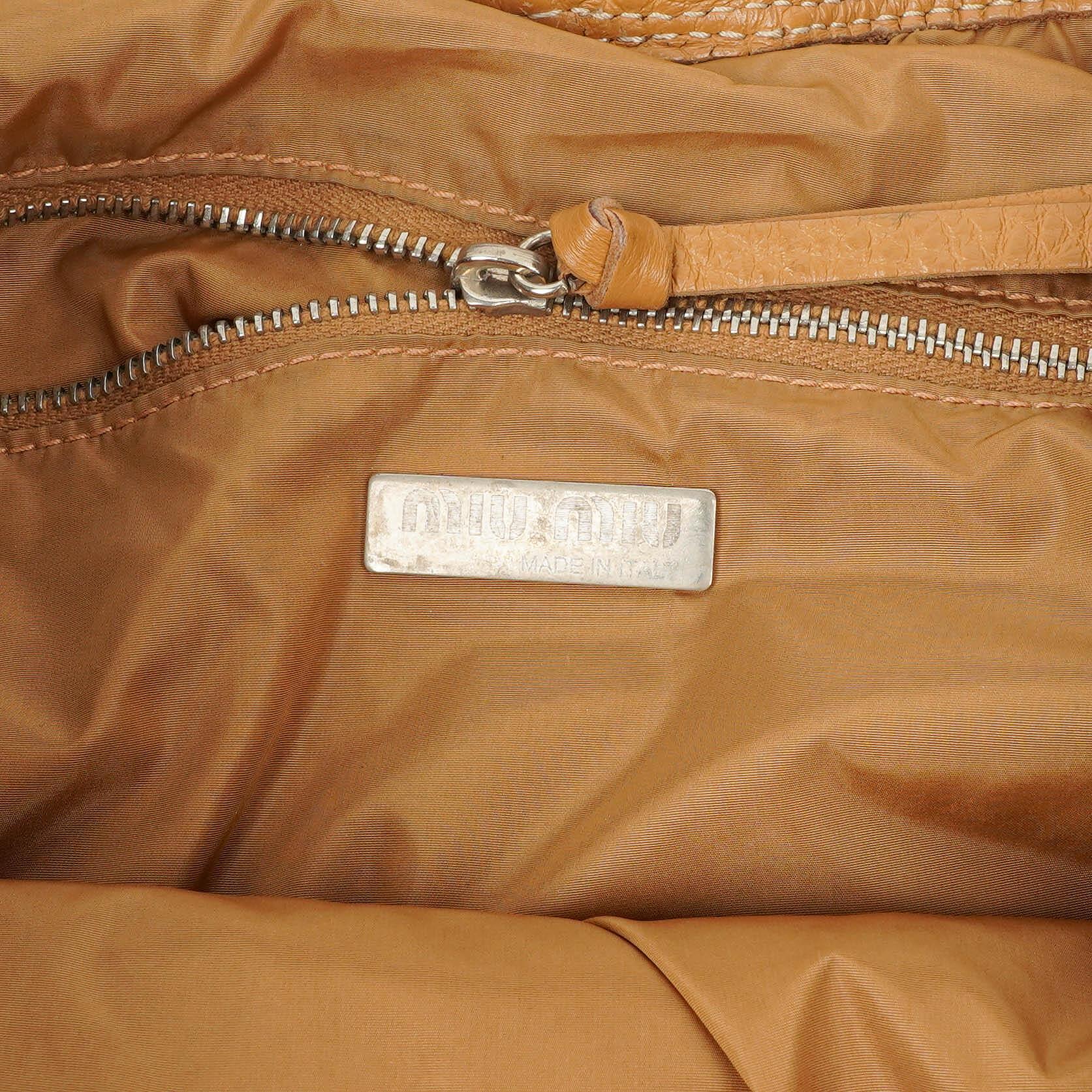 Miu Miu Hobo Schultertasche aus braunem genarbtem Leder
