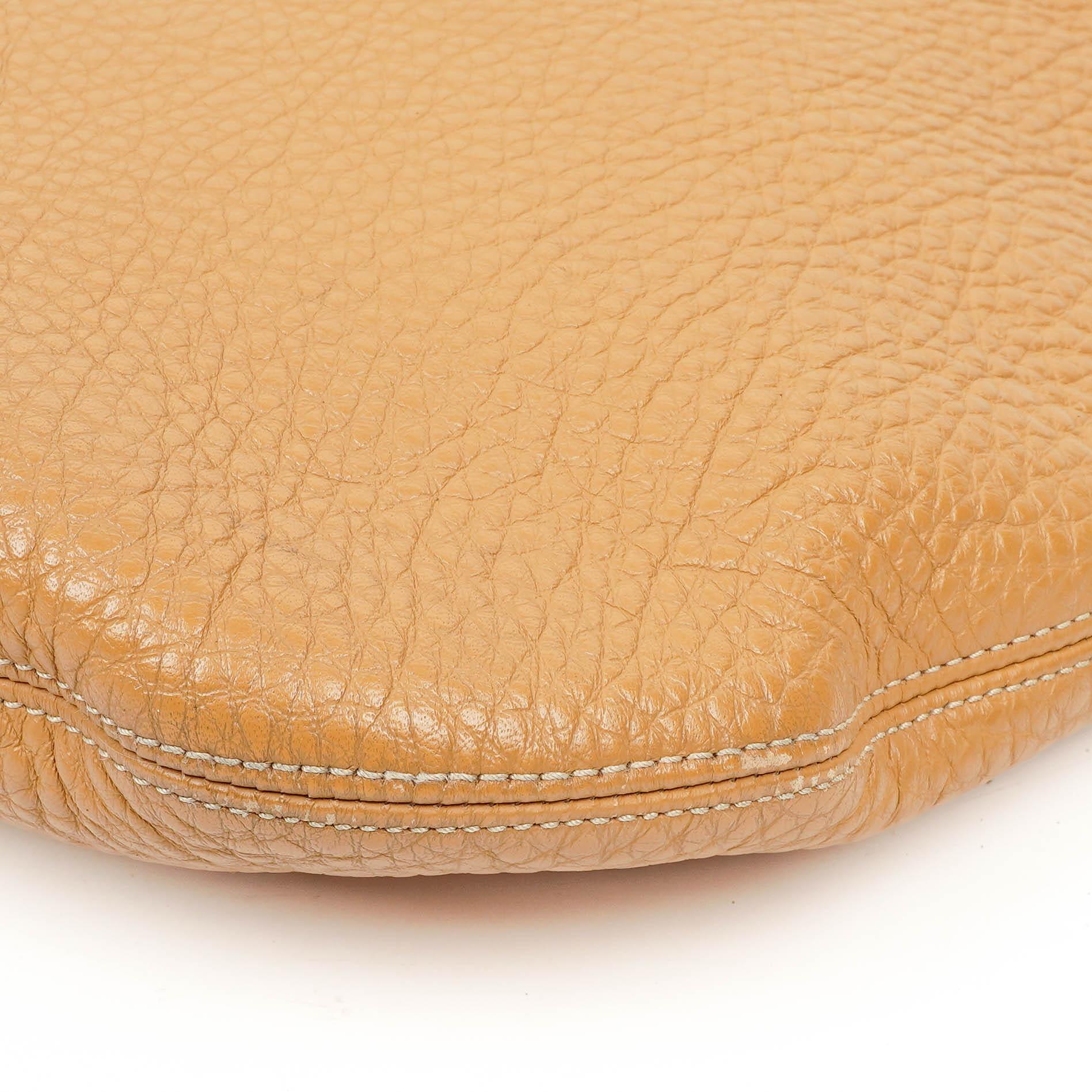 Miu Miu Hobo Schultertasche aus braunem genarbtem Leder