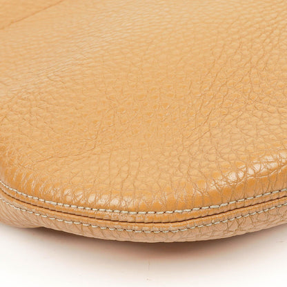 Miu Miu Hobo Schultertasche aus braunem genarbtem Leder