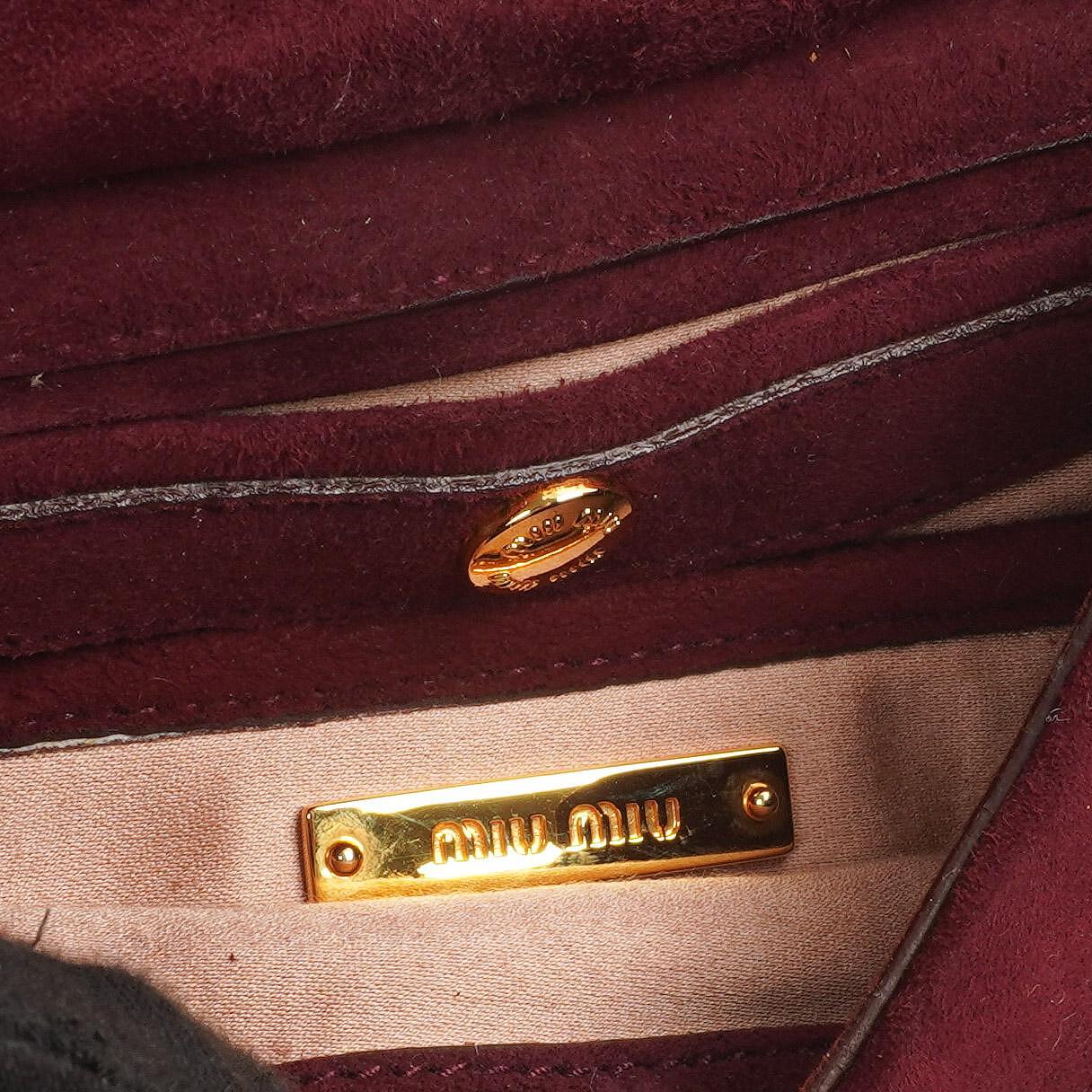 Miu Miu Camoscio Granato Schultertasche mit Kette