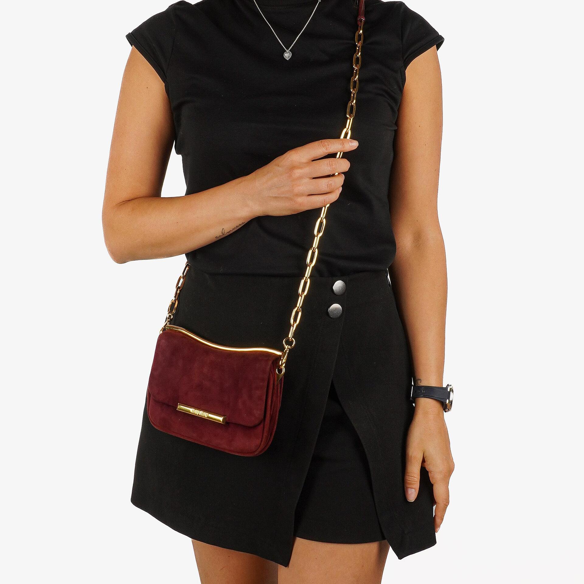 Miu Miu Camoscio Granato Schultertasche mit Kette