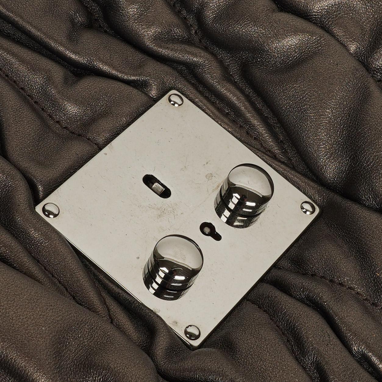Miu Miu Matelassé Tote aus Grafit Mordoré Metallic Nappa-Leder
