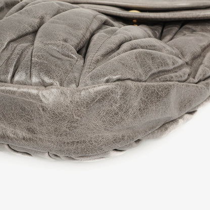 Miu Miu Matelassé Coffer Hobo-Tasche aus Lux Leder