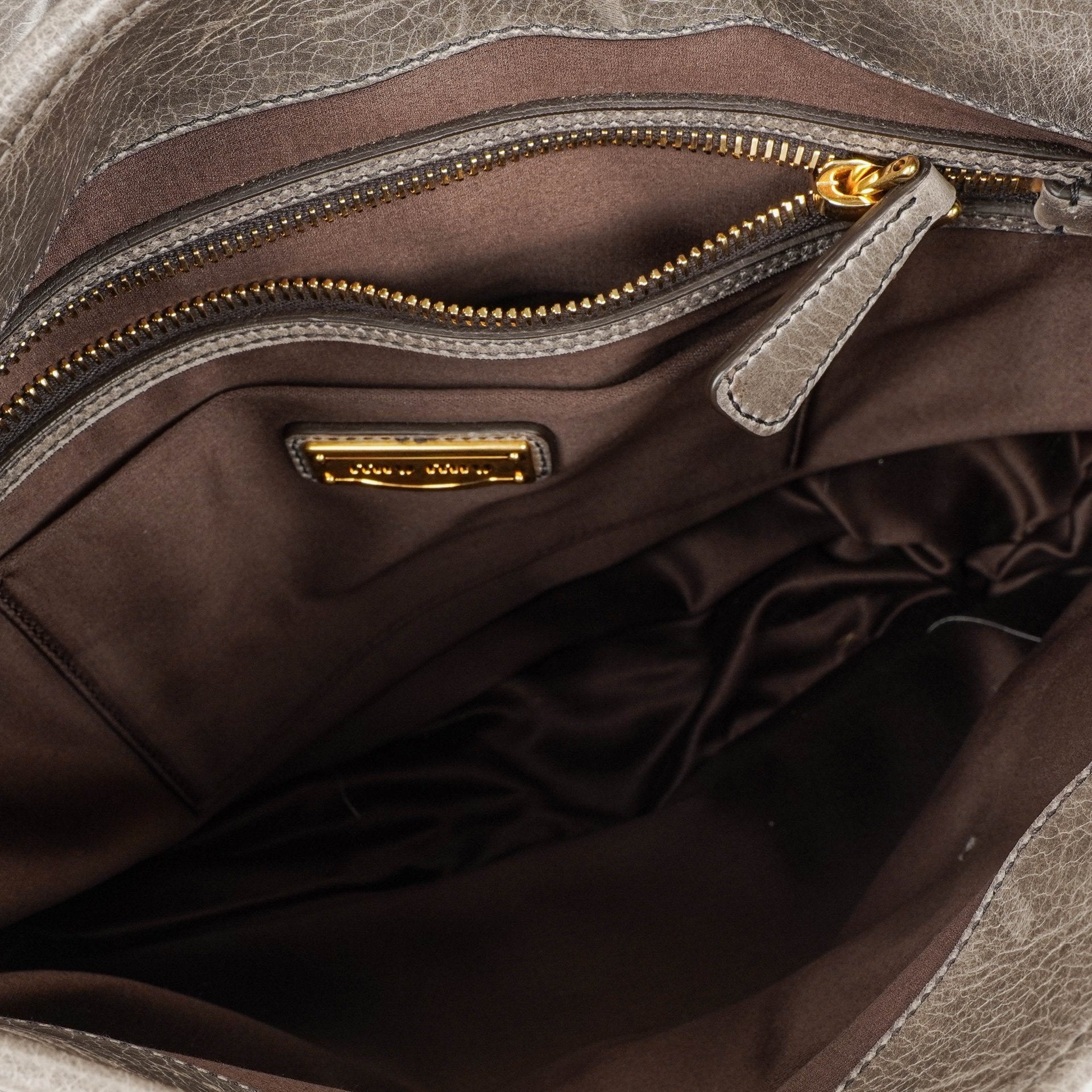 Miu Miu Matelassé Coffer Hobo-Tasche aus Lux Leder