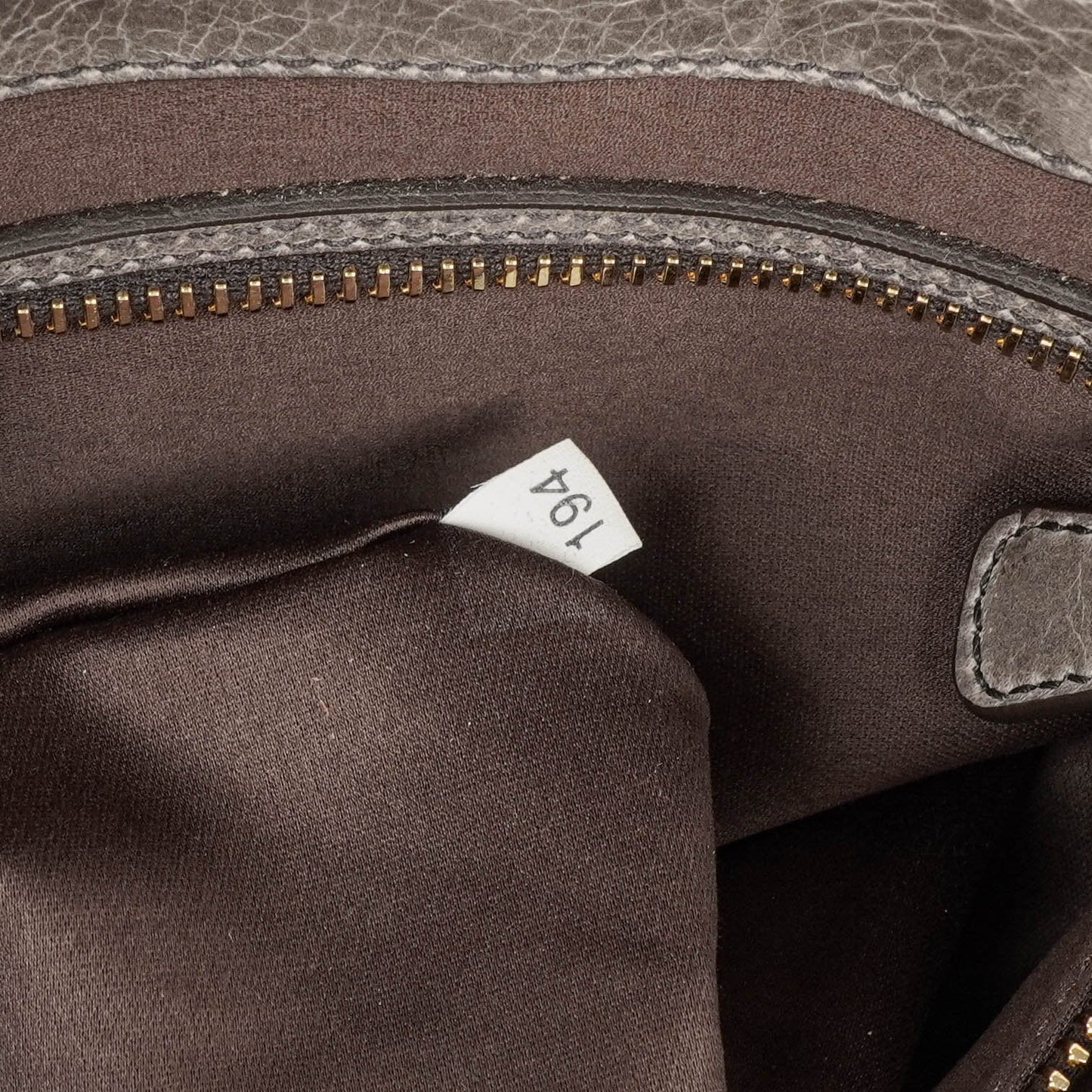 Miu Miu Matelassé Coffer Hobo-Tasche aus Lux Leder