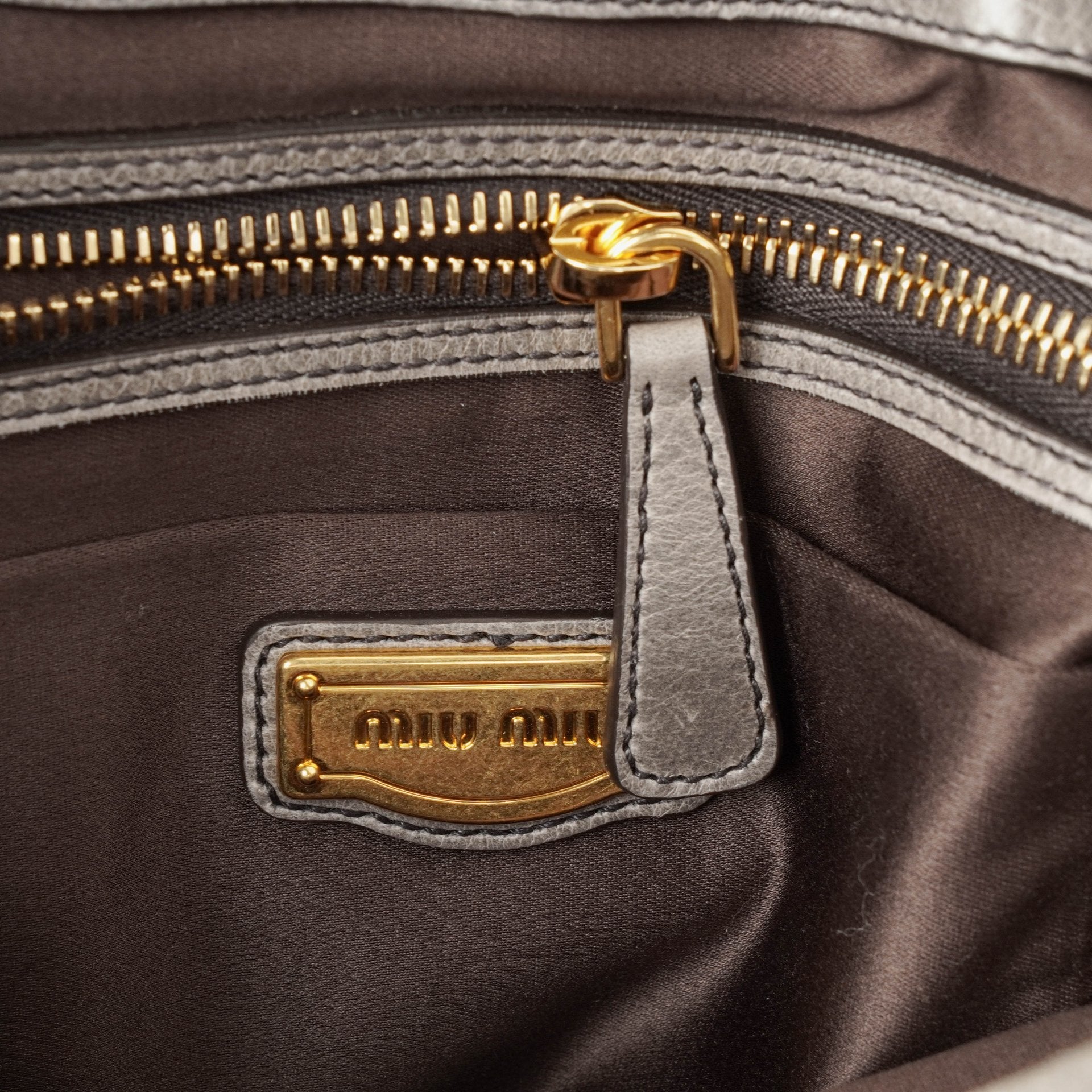 Miu Miu Matelassé Coffer Hobo-Tasche aus Lux Leder