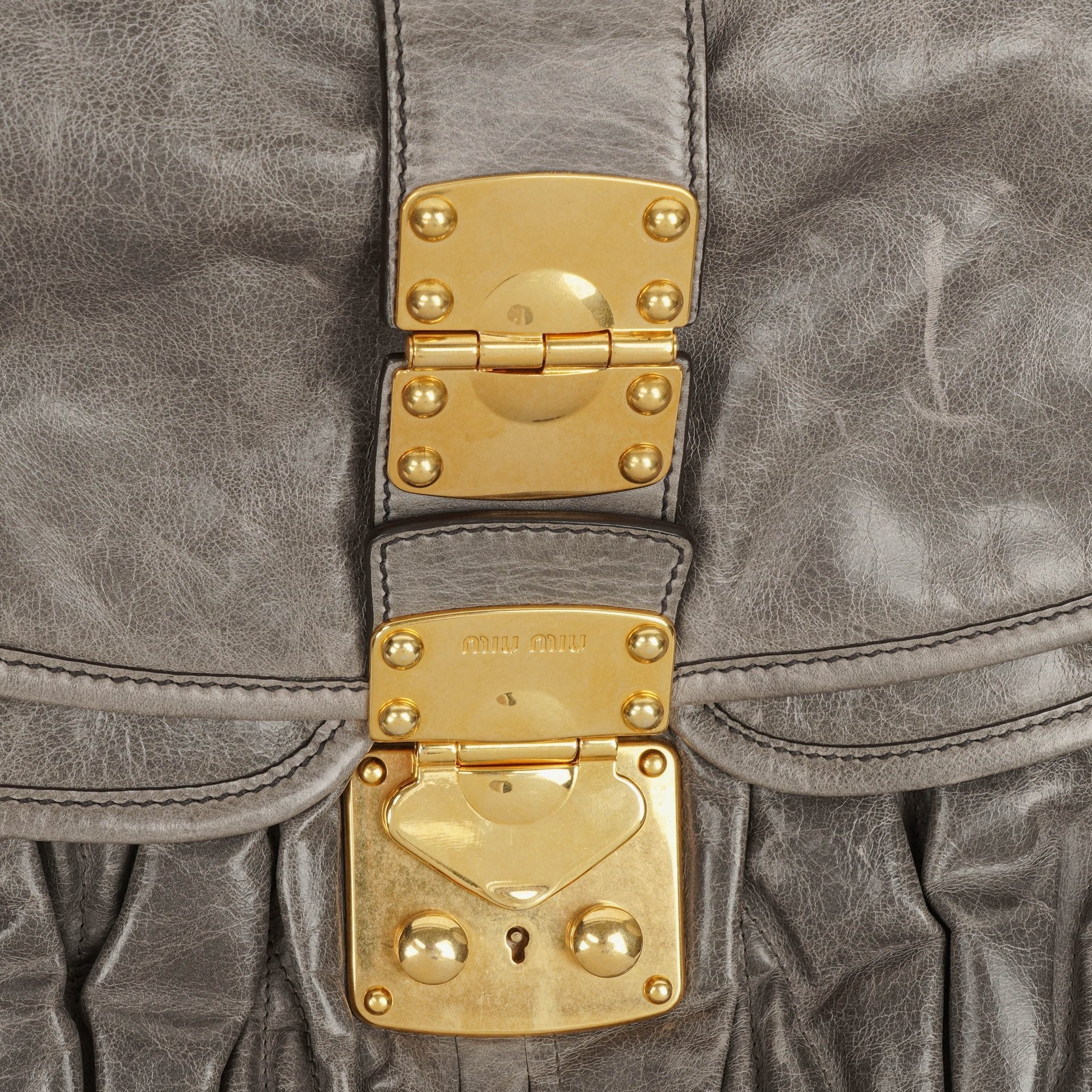 Miu Miu Matelassé Coffer Hobo-Tasche aus Lux Leder