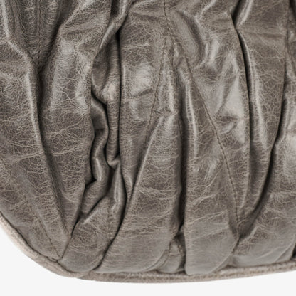 Miu Miu Matelassé Coffer Hobo-Tasche aus Lux Leder