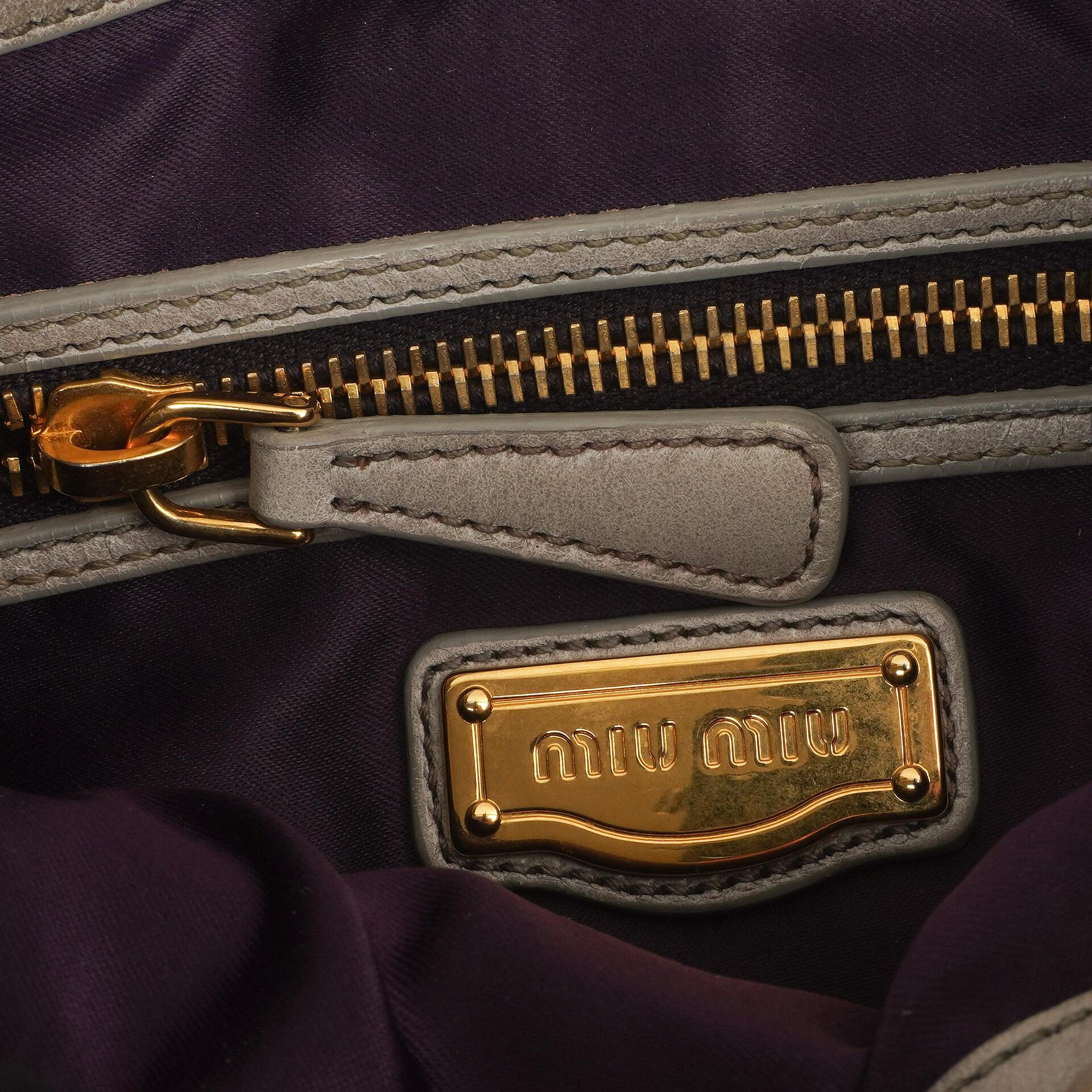 Miu Miu Matelasse Lux Napa Leder Grau Coffer Hobo Tasche