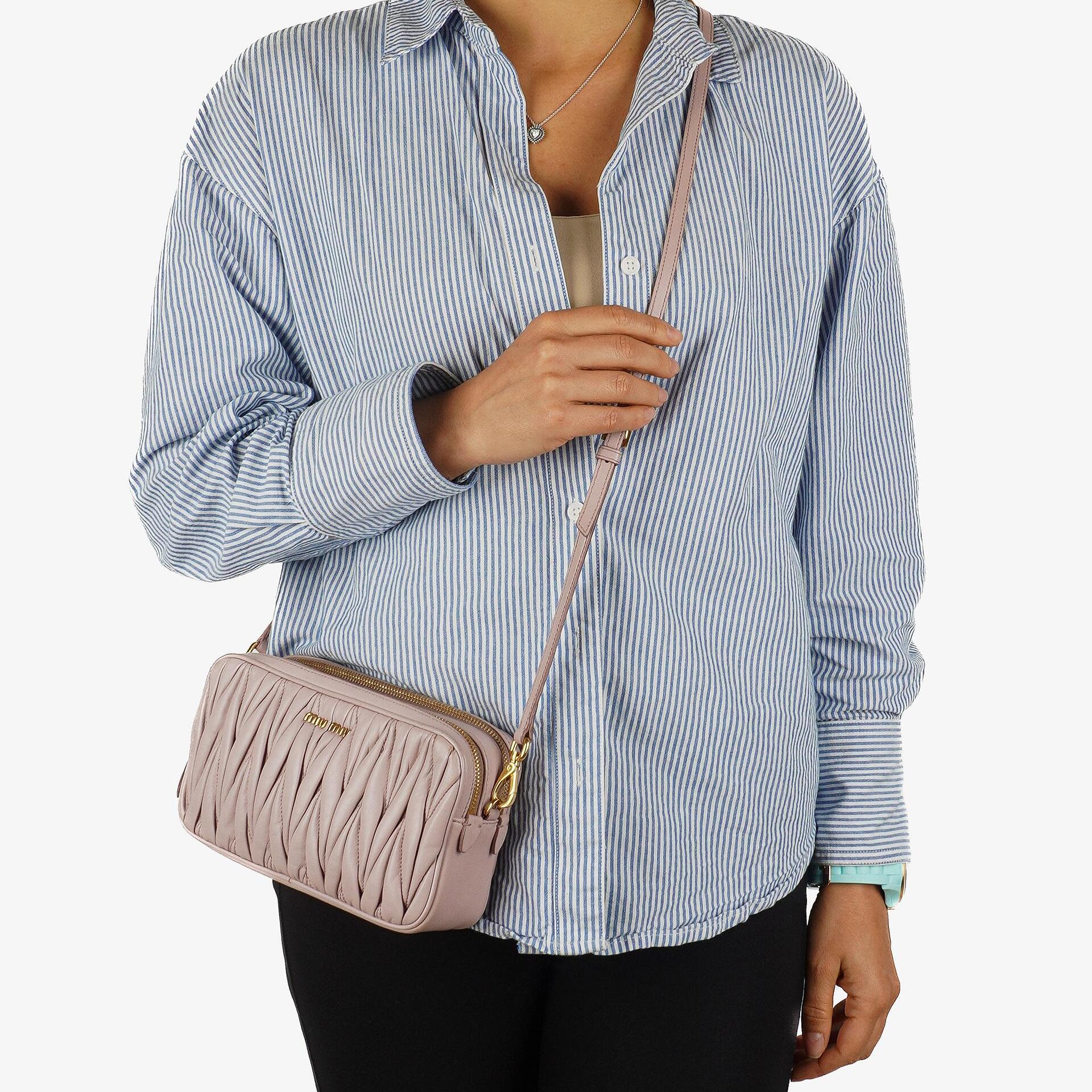 Miu Miu Matelasse Nappa Leder Crossbody Clutch Bag Mughetto