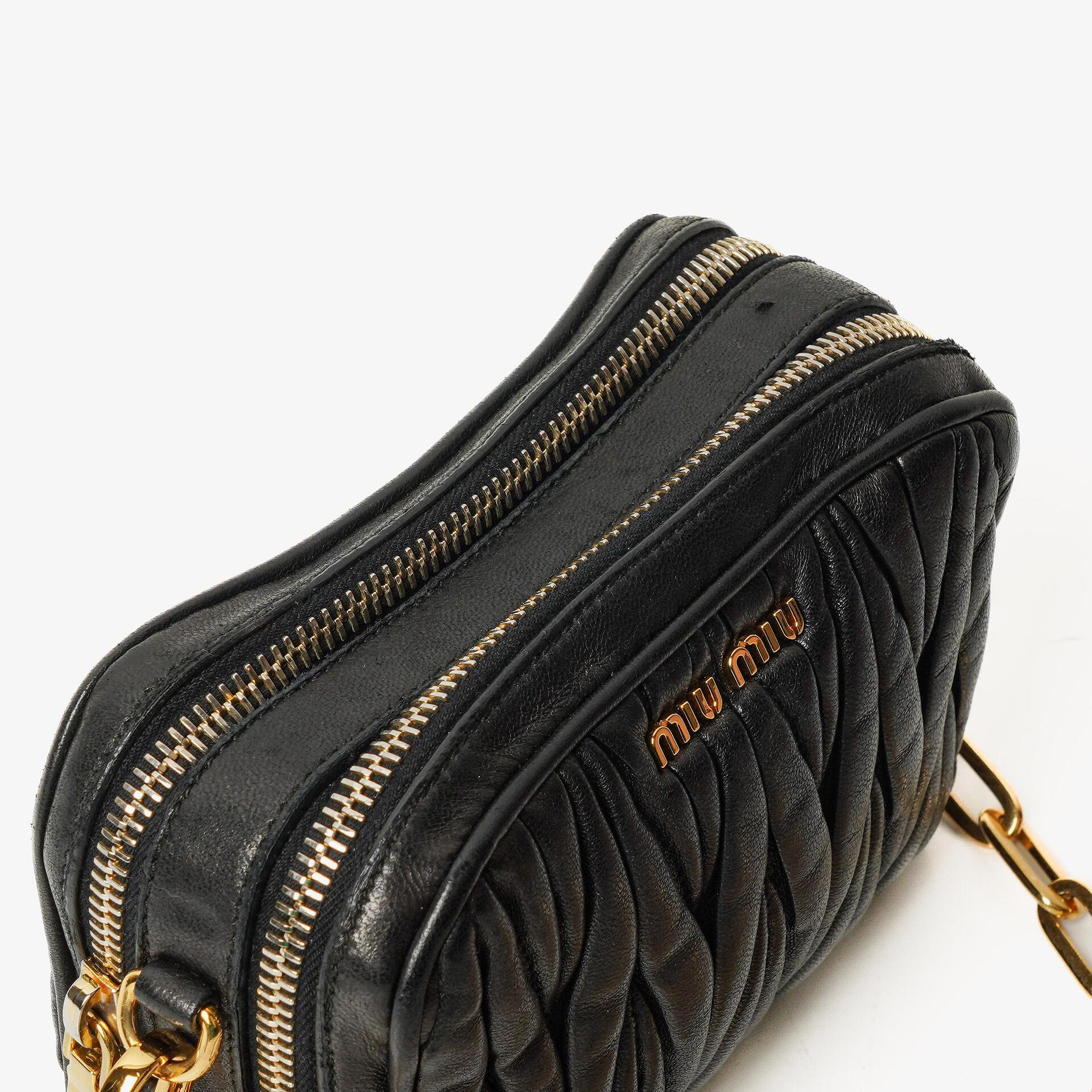 Miu Miu Crossbody-Clutch aus schwarzem Nero Napa Matelassé mit Doppelreißverschluss