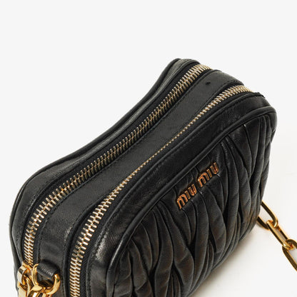 Miu Miu Crossbody-Clutch aus schwarzem Nero Napa Matelassé mit Doppelreißverschluss