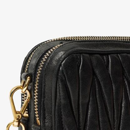 Miu Miu Crossbody-Clutch aus schwarzem Nero Napa Matelassé mit Doppelreißverschluss