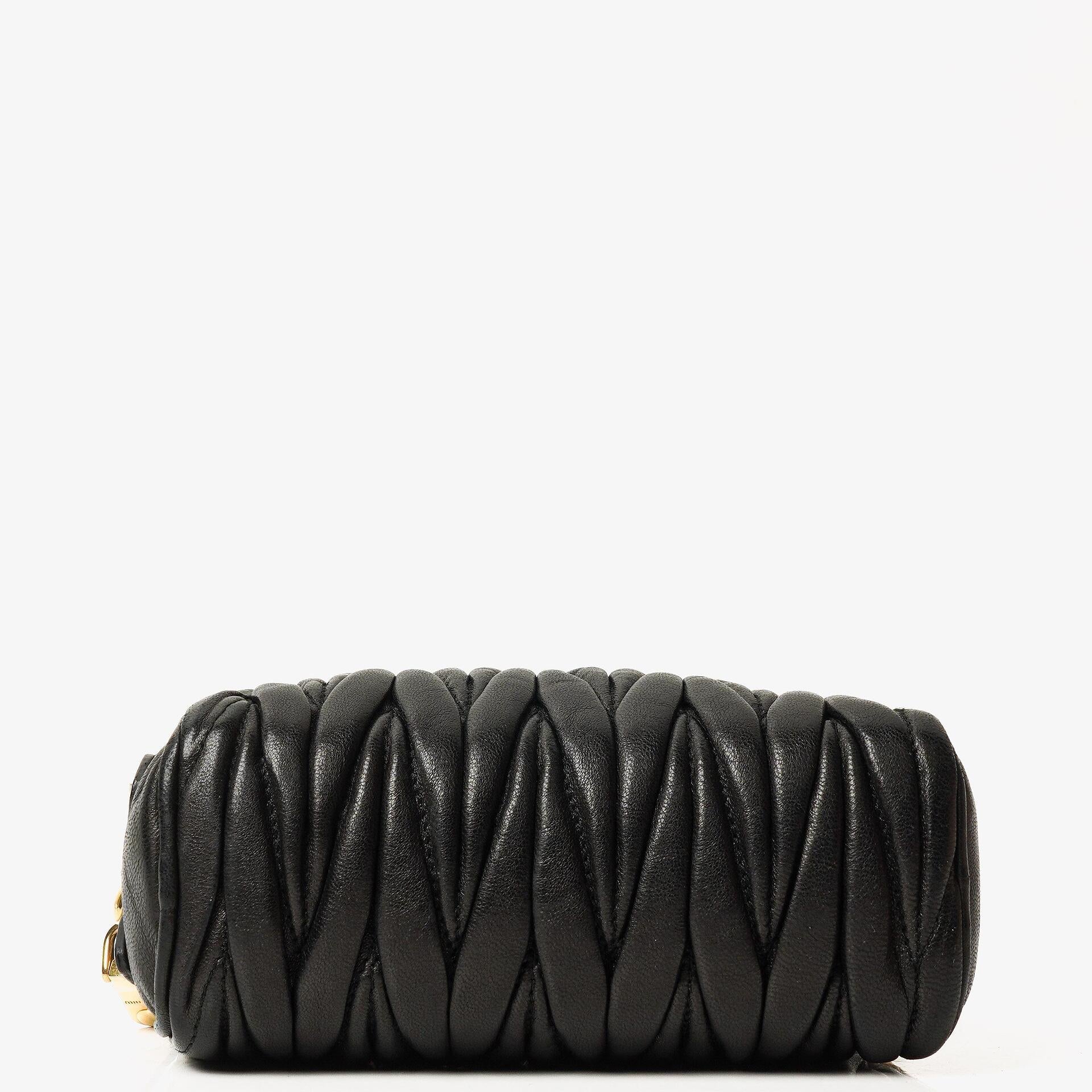 Miu Miu Crossbody-Clutch aus schwarzem Nero Napa Matelassé mit Doppelreißverschluss
