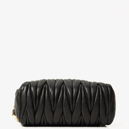 Miu Miu Crossbody-Clutch aus schwarzem Nero Napa Matelassé mit Doppelreißverschluss