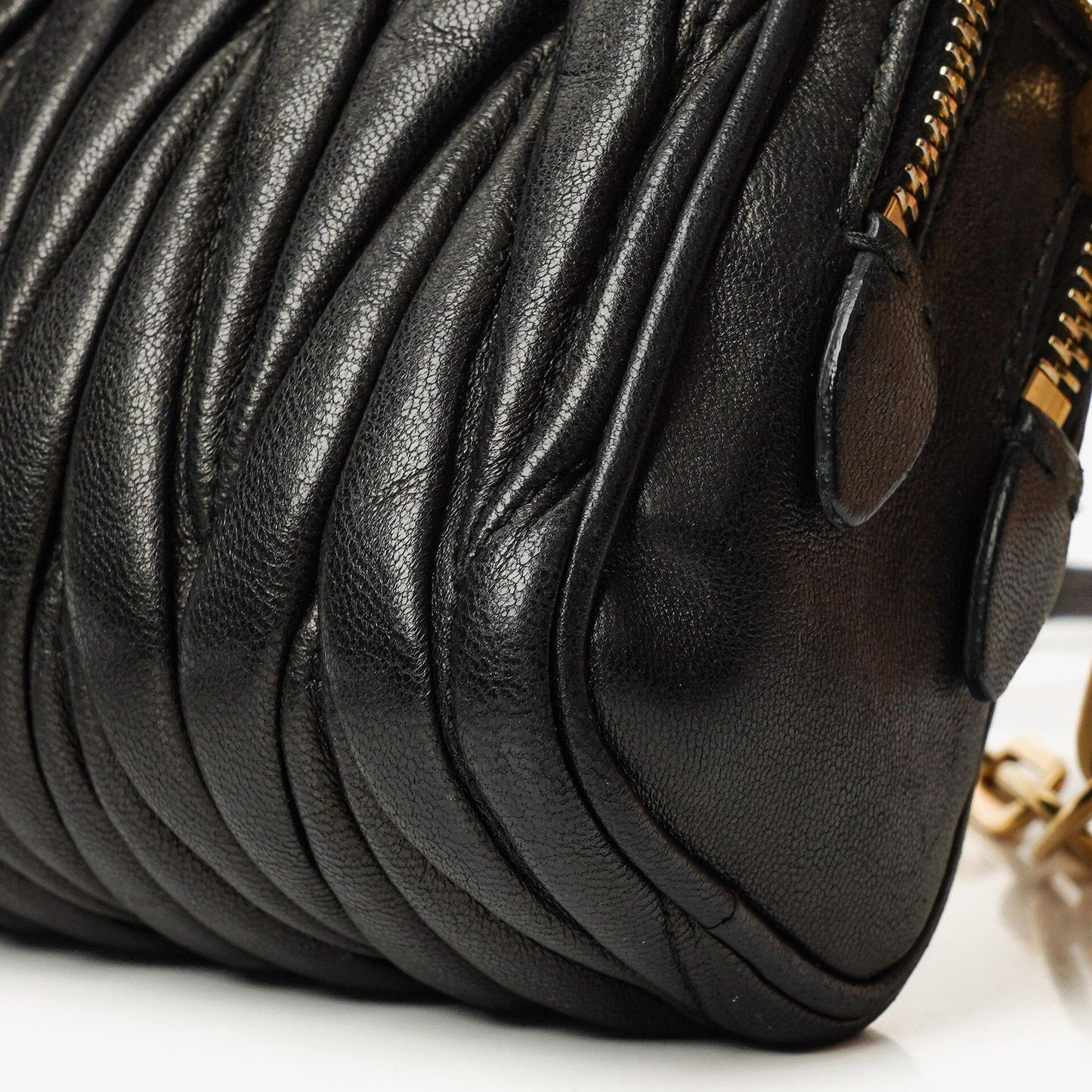 Miu Miu Crossbody-Clutch aus schwarzem Nero Napa Matelassé mit Doppelreißverschluss