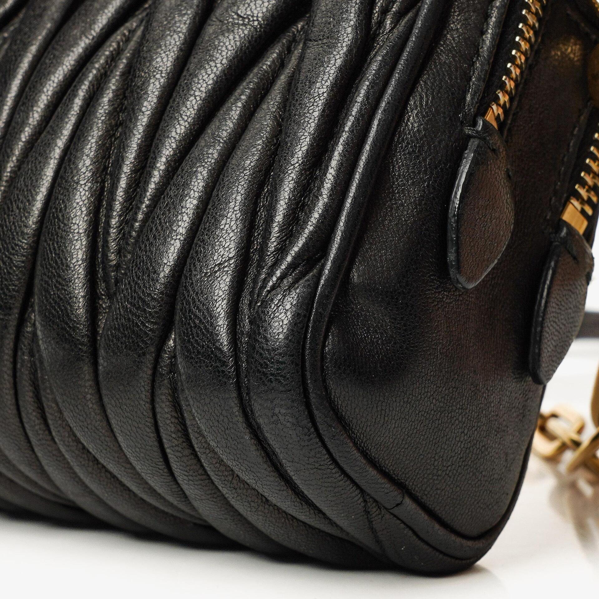 Miu Miu Crossbody-Clutch aus schwarzem Nero Napa Matelassé mit Doppelreißverschluss