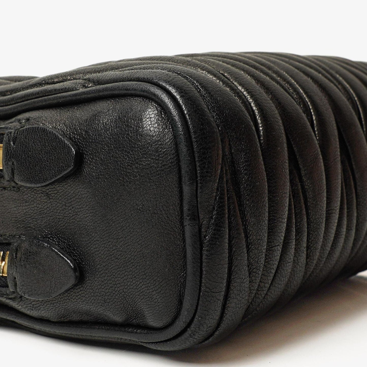 Miu Miu Crossbody-Clutch aus schwarzem Nero Napa Matelassé mit Doppelreißverschluss
