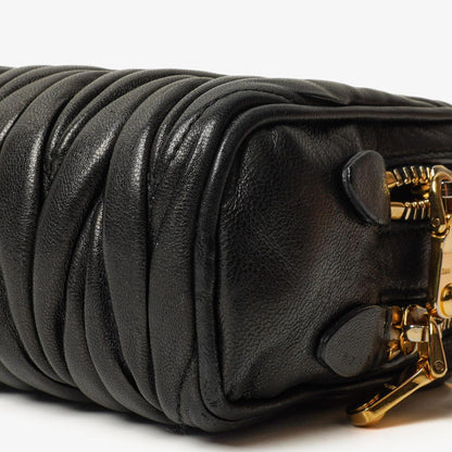 Miu Miu Crossbody-Clutch aus schwarzem Nero Napa Matelassé mit Doppelreißverschluss