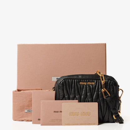 Miu Miu Crossbody-Clutch aus schwarzem Nero Napa Matelassé mit Doppelreißverschluss