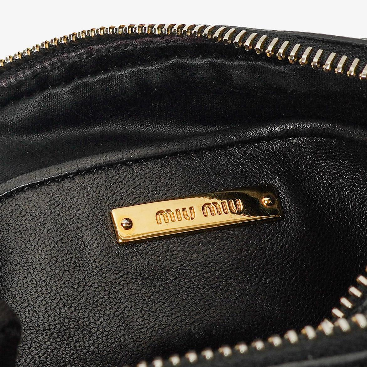 Miu Miu Crossbody-Clutch aus schwarzem Nero Napa Matelassé mit Doppelreißverschluss