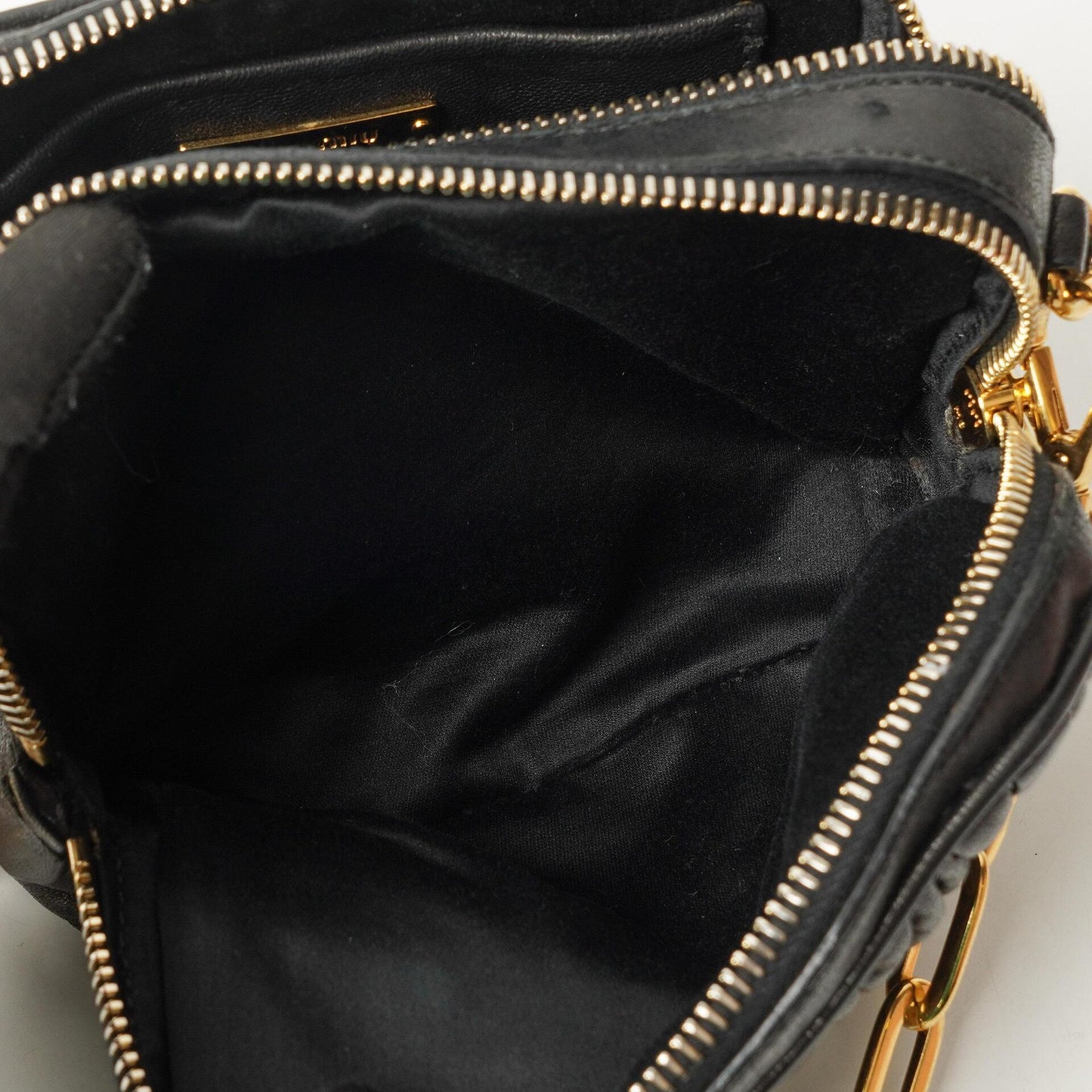 Miu Miu Crossbody-Clutch aus schwarzem Nero Napa Matelassé mit Doppelreißverschluss