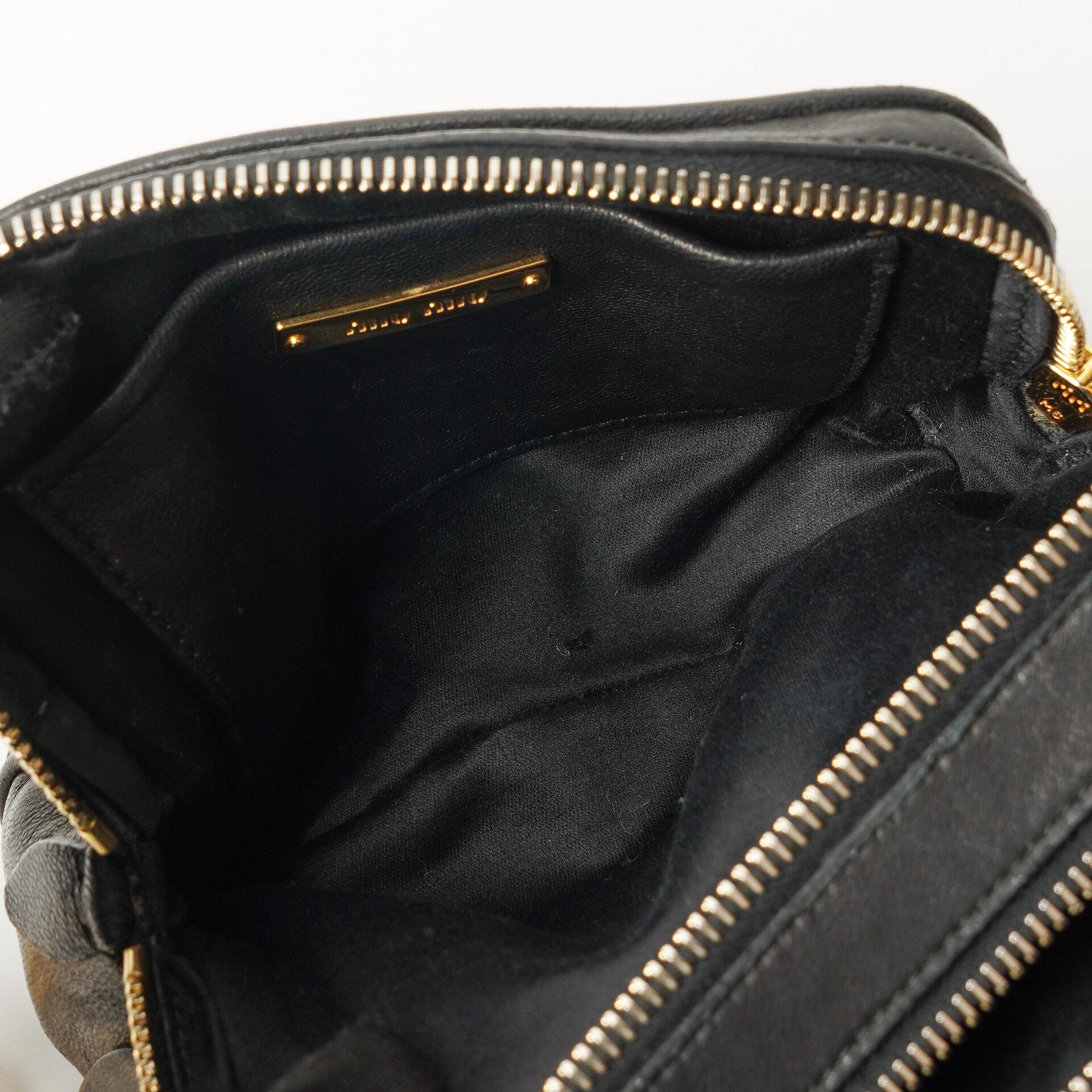 Miu Miu Crossbody-Clutch aus schwarzem Nero Napa Matelassé mit Doppelreißverschluss