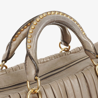Miu Miu Plissee Matelassé Tasche mit Nieten