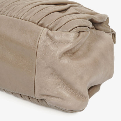 Miu Miu Plissee Matelassé Tasche mit Nieten