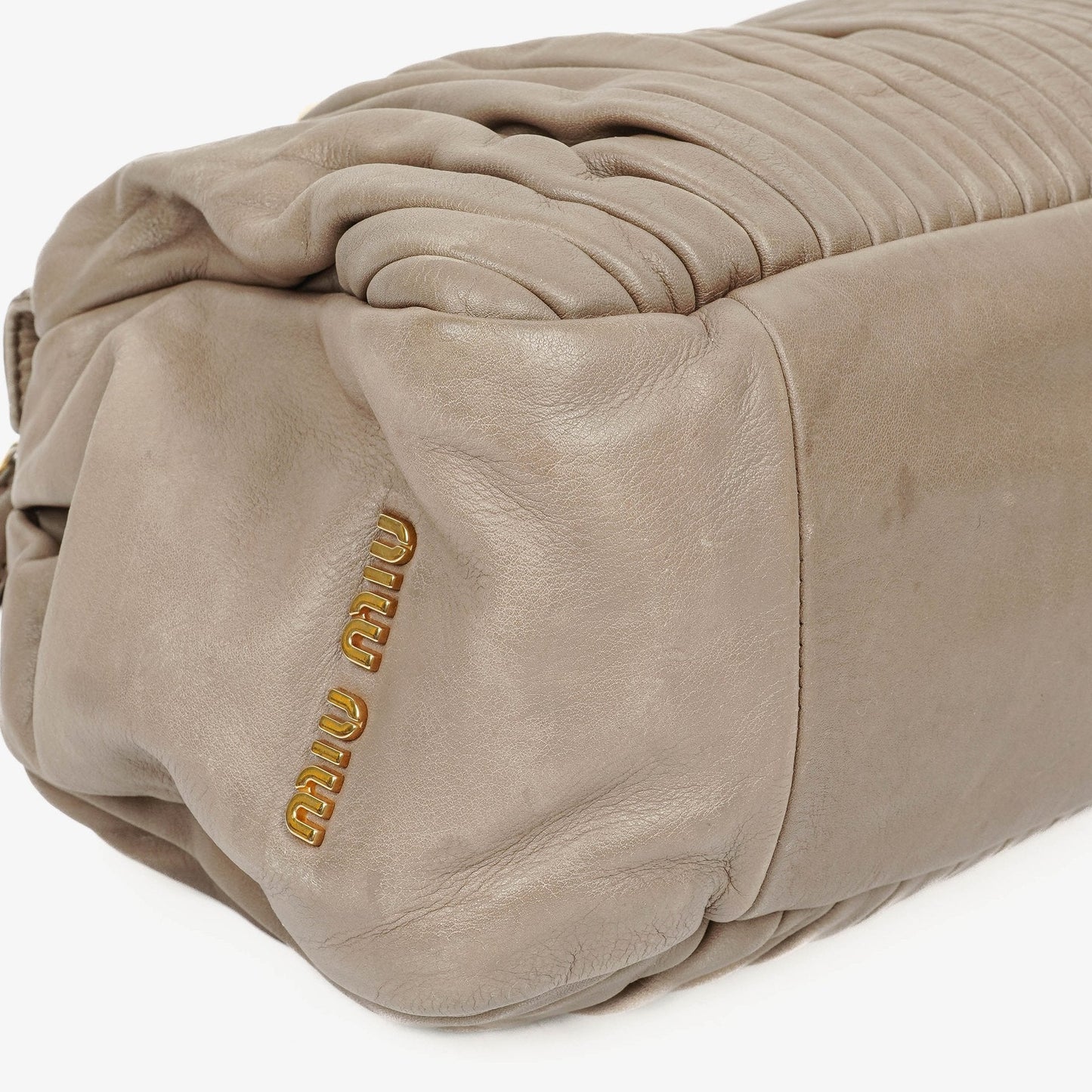 Miu Miu Plissee Matelassé Tasche mit Nieten