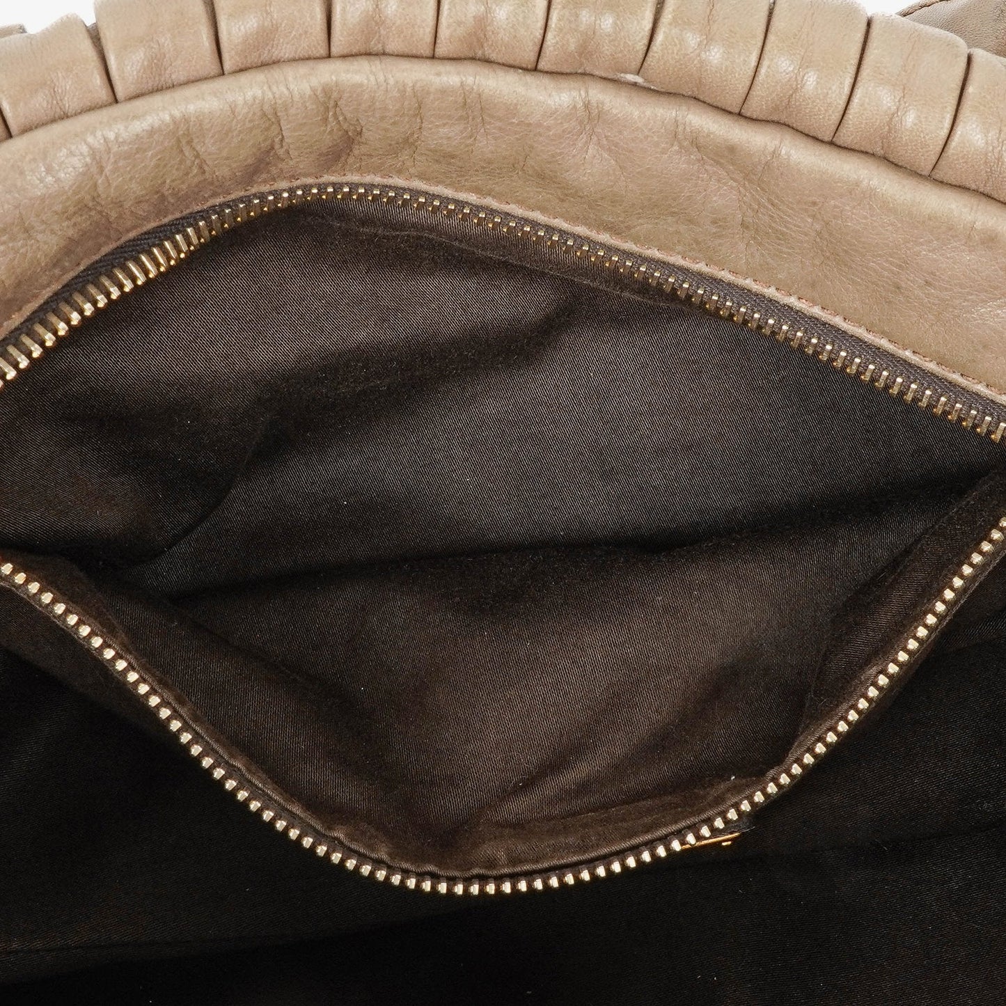 Miu Miu Plissee Matelassé Tasche mit Nieten