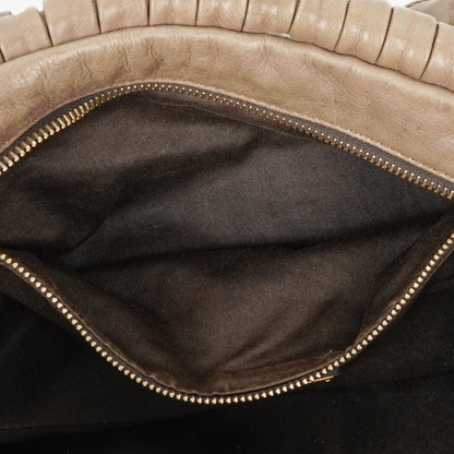 Miu Miu Plissee Matelassé Tasche mit Nieten