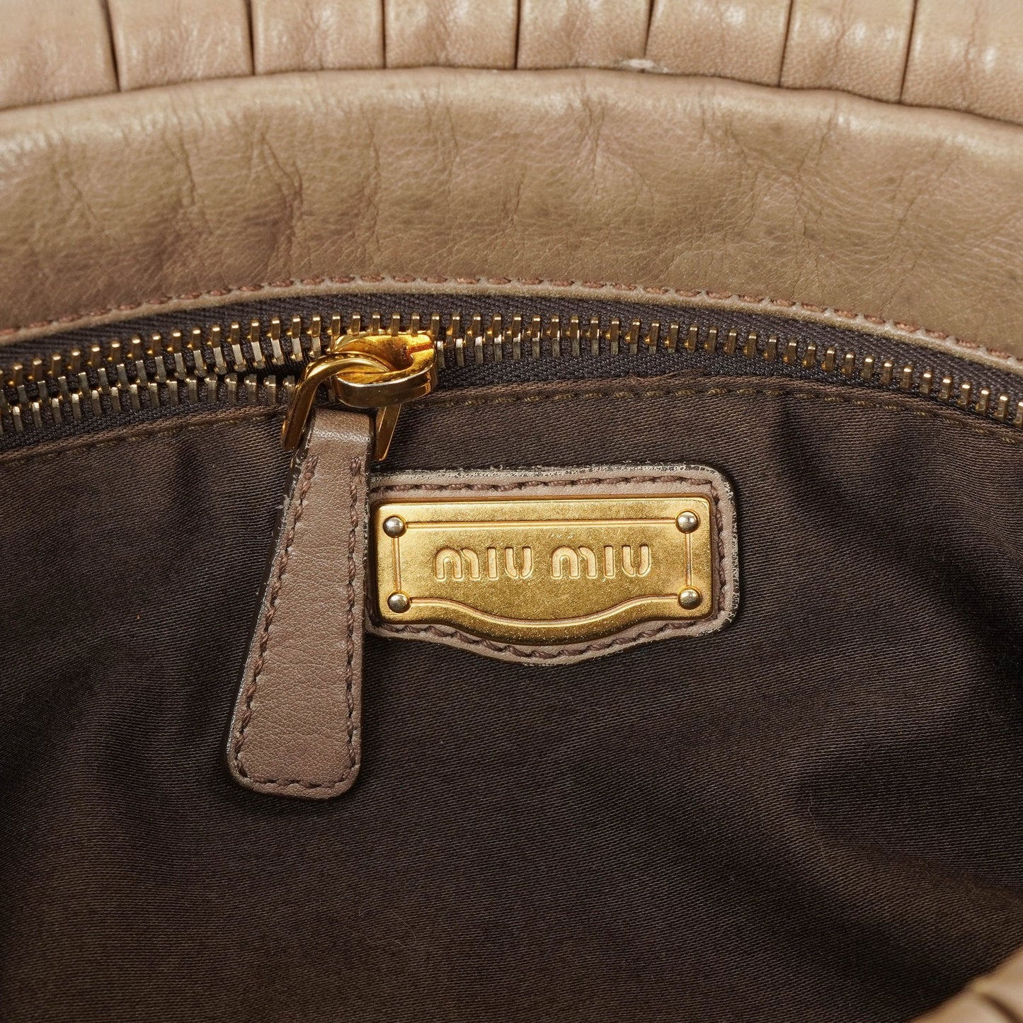 Miu Miu Plissee Matelassé Tasche mit Nieten