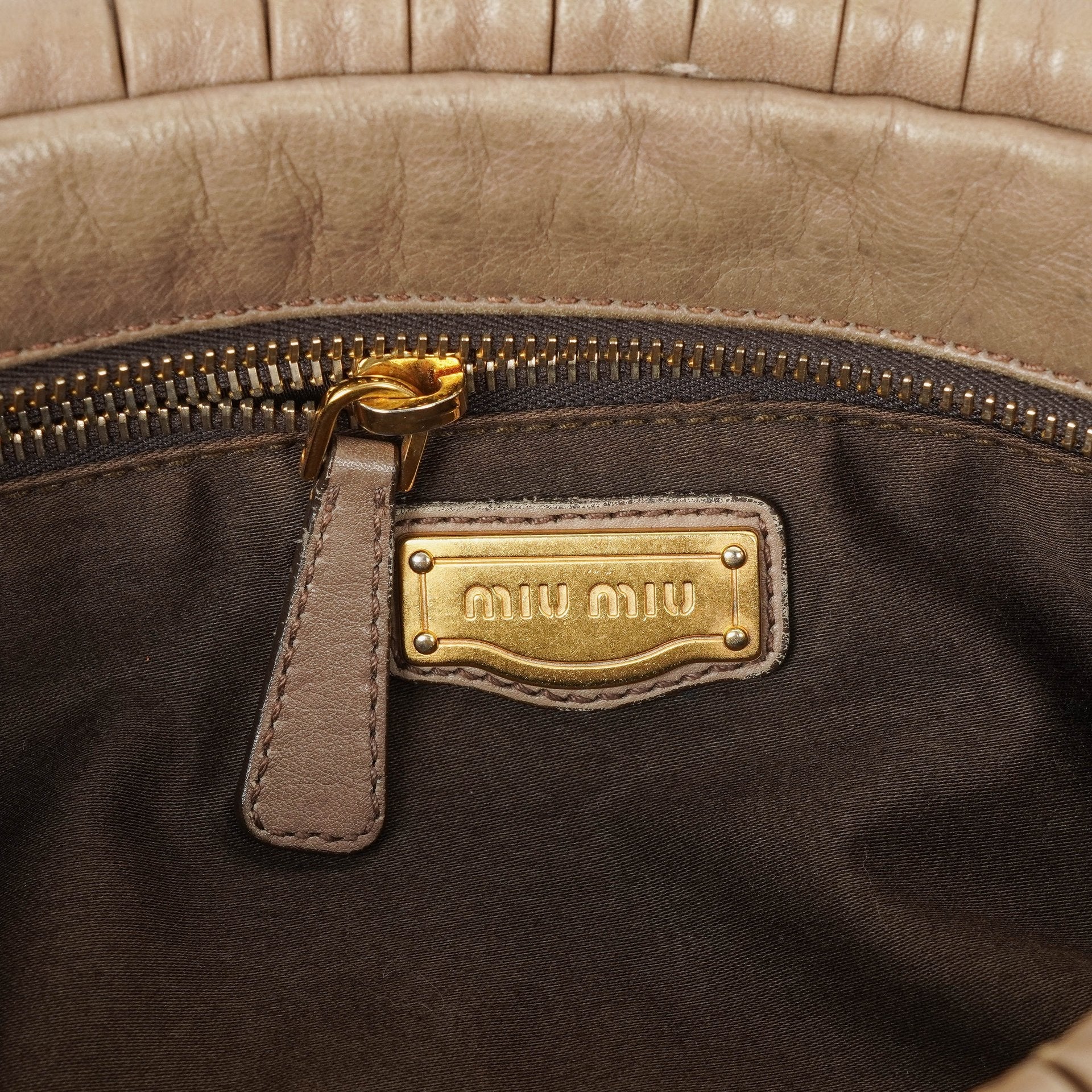 Miu Miu Plissee Matelassé Tasche mit Nieten