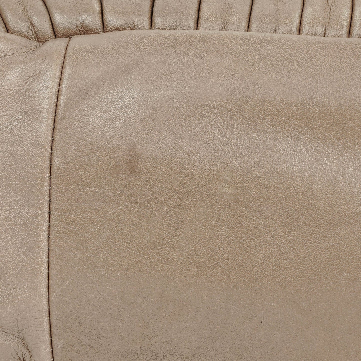 Miu Miu Plissee Matelassé Tasche mit Nieten