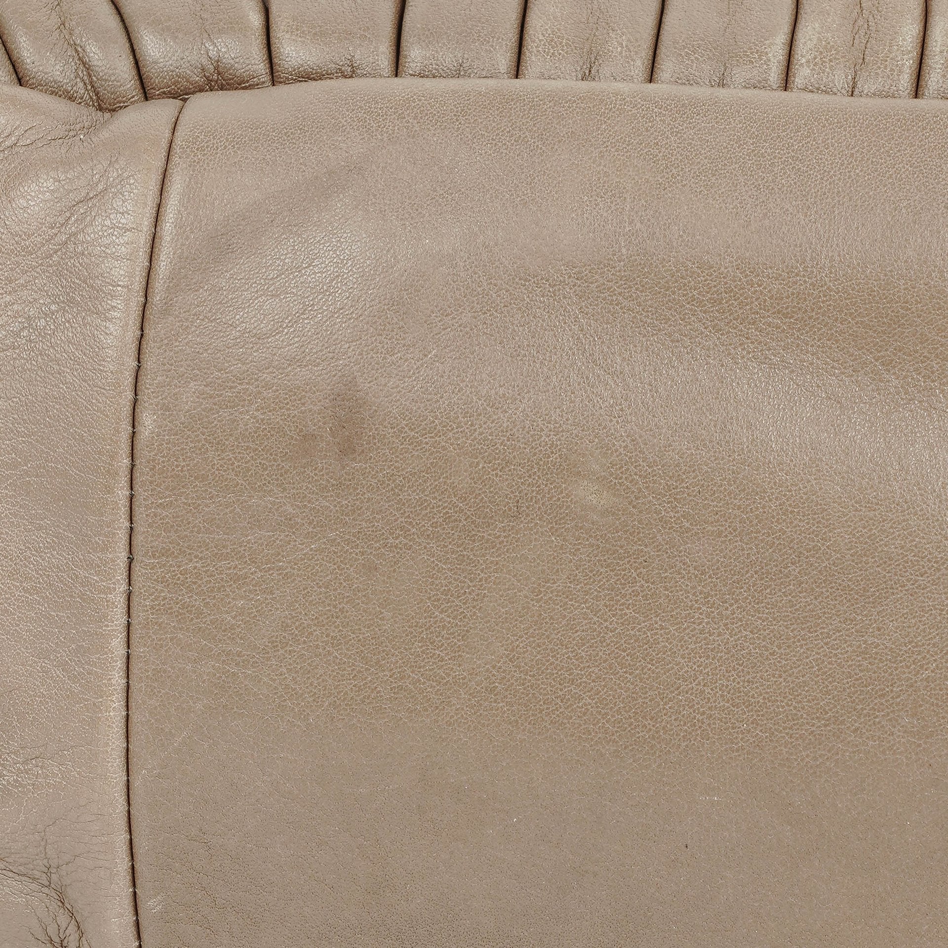 Miu Miu Plissee Matelassé Tasche mit Nieten