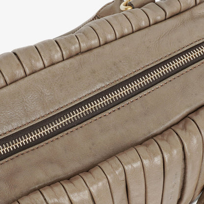 Miu Miu Plissee Matelassé Tasche mit Nieten