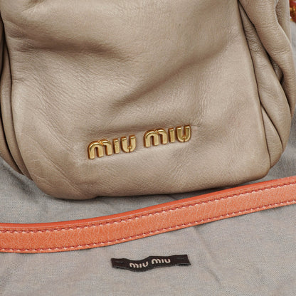Miu Miu Plissee Matelassé Tasche mit Nieten