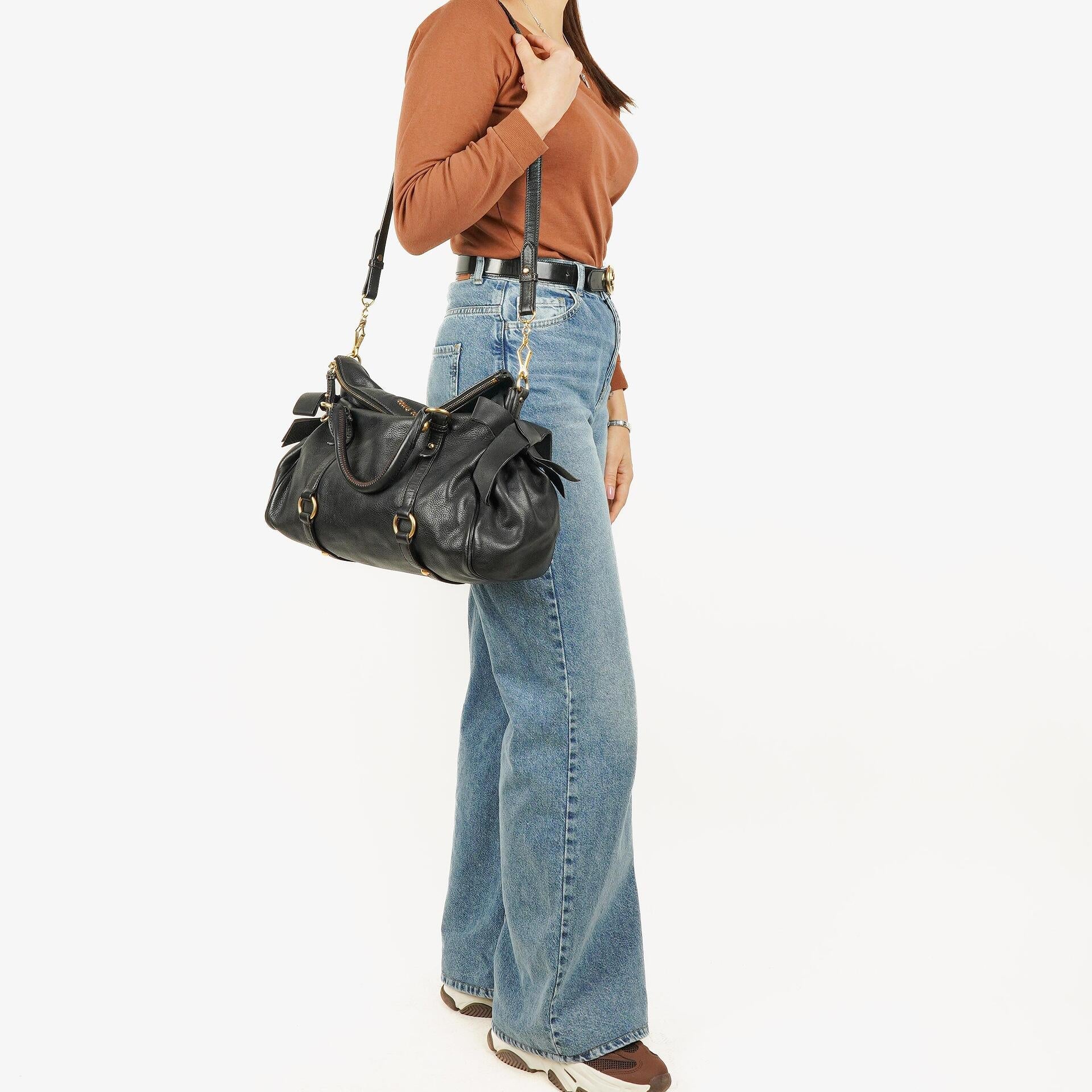 Miu Miu Vitello Bow Satchel Tasche in Schwarz