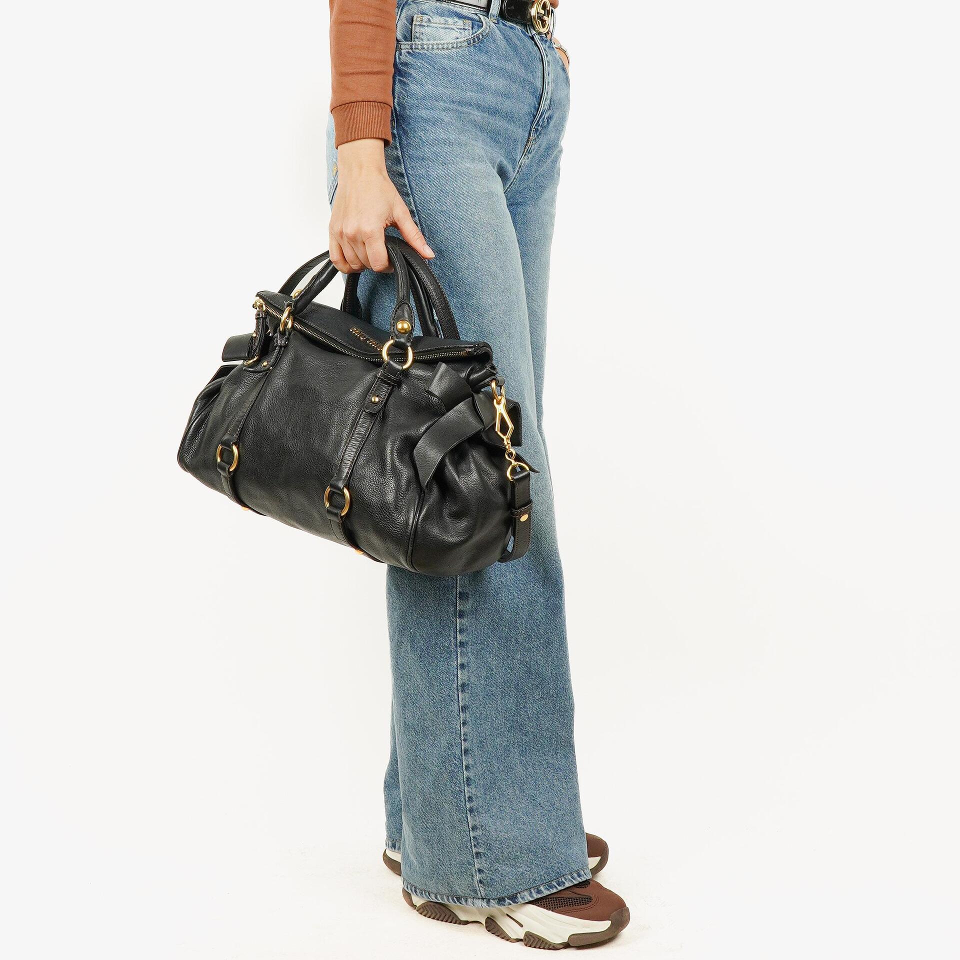 Miu Miu Vitello Bow Satchel Tasche in Schwarz